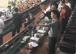 |搞笑GIF:花大价钱来看的表演 你们说我是不是被骗了