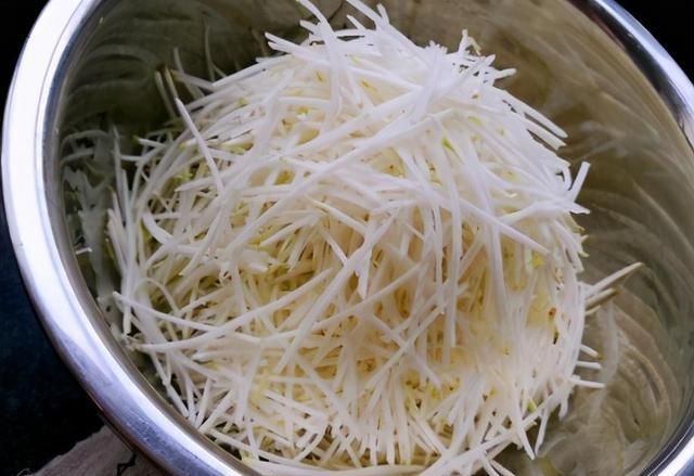 喜欢|腌芥菜时,别只会放盐,多加3招,芥菜丝脆爽入味,比辣白菜好吃