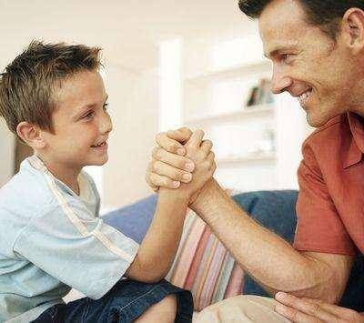 当爸爸在教育孩子的时候，妈妈的这两种做法不合适，会伤害到孩子