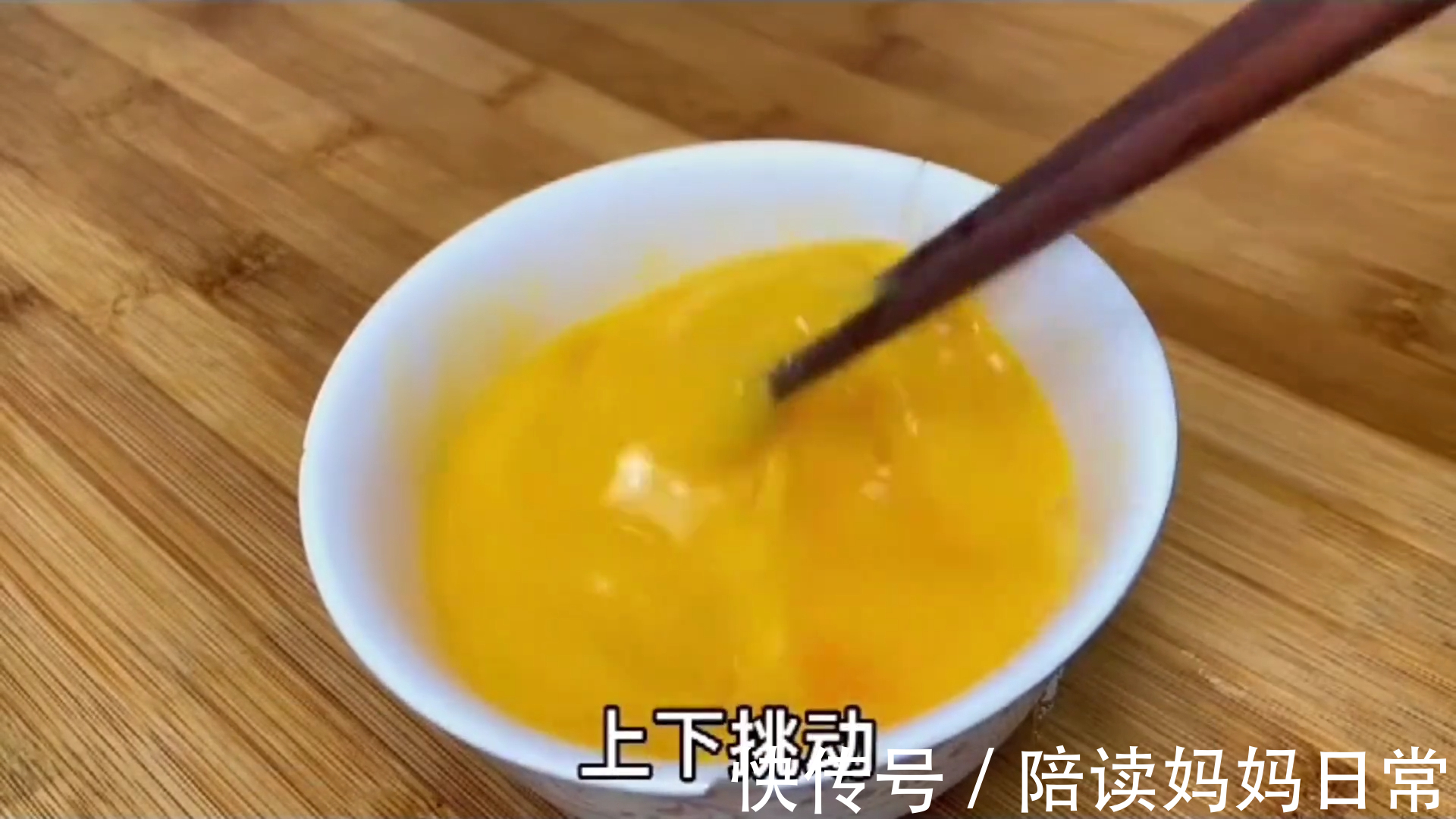 青椒创新做法，擀面杖一压，出锅比肉还香，太解馋了超级下饭