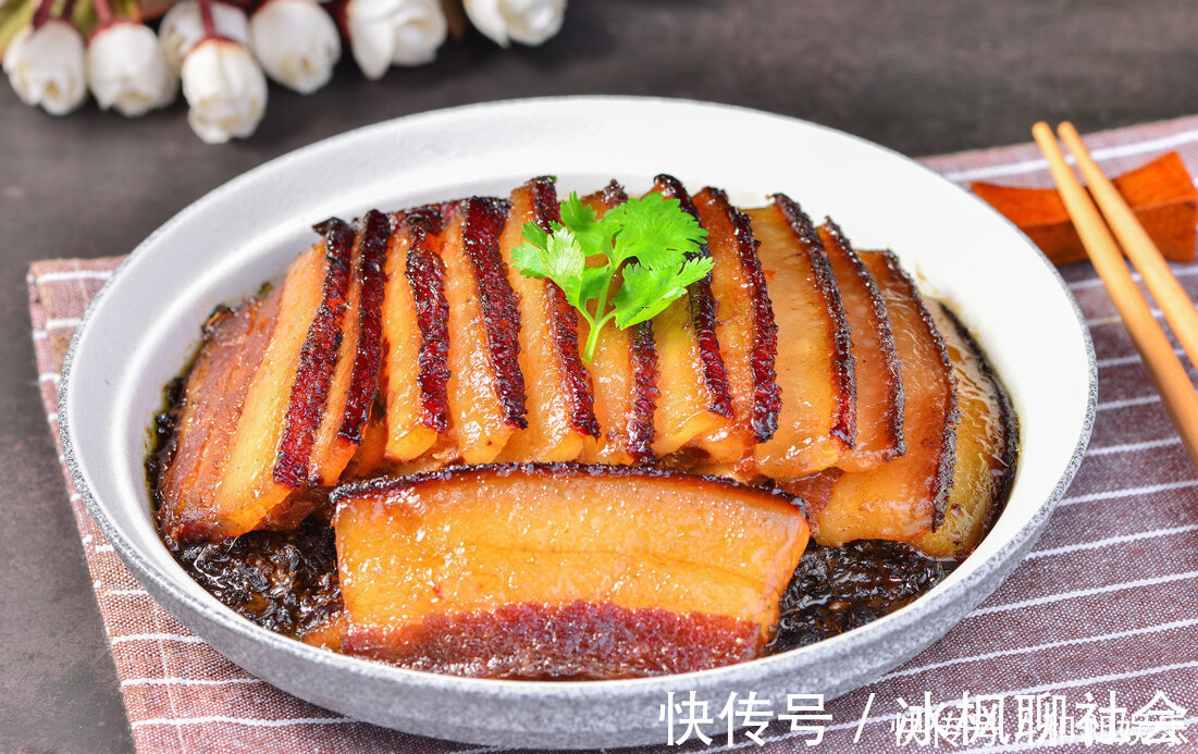 梅菜扣肉好吃有技巧,教你地道做法,肥而不腻,入口即化