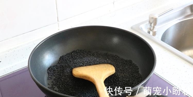 芝麻|秋季,少吃板栗花生多吃它,多买点炒好囤起来,放到冬天吃特省事
