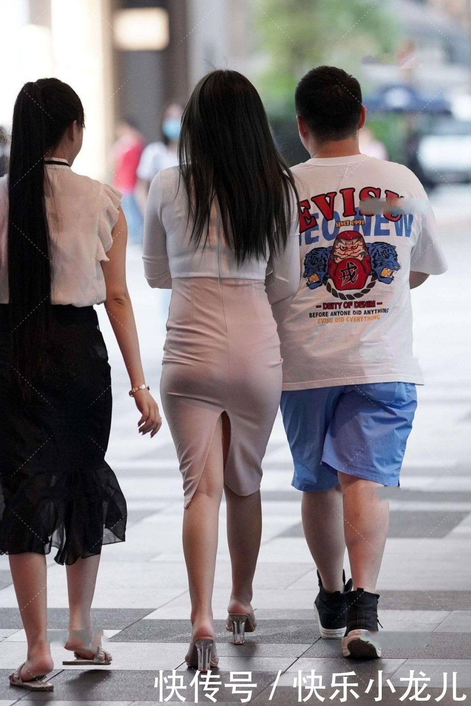 版型|淡粉色连衣裙搭配白色小外套,不仅显瘦还很有女人味
