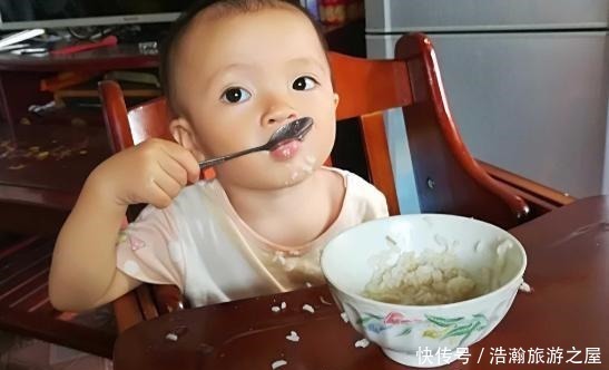 宝宝|有一种灾难,叫“宝宝自己吃饭”,宝妈都会经历这孩子打不打