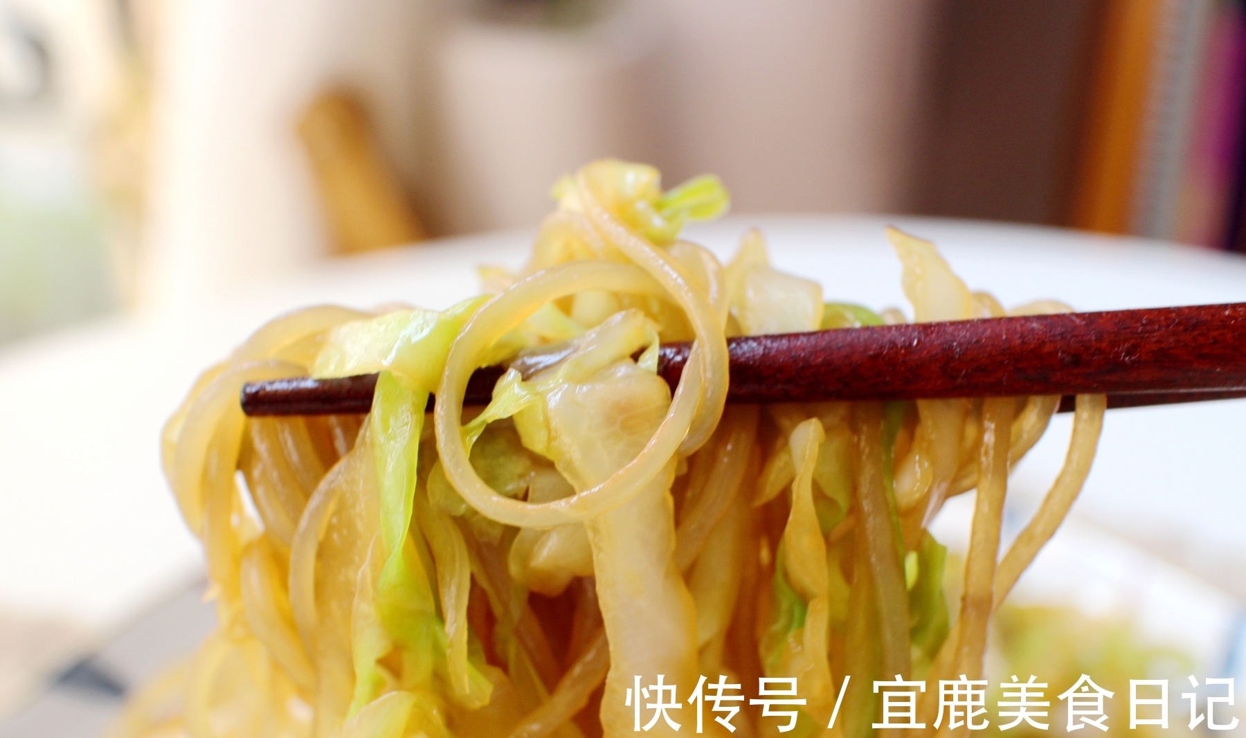 包菜炒粉丝|夏天,宁可不吃肉也要吃这菜,三两下炒一锅,不放肉却比肉香