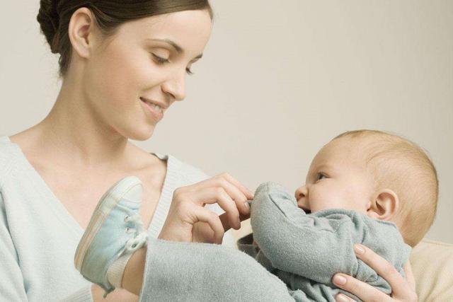 发育|宝宝几个月能翻身、会爬、走路、说话 赶紧对照下!