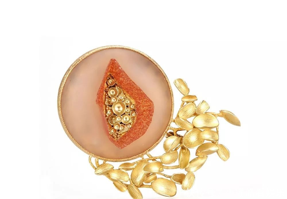 艺术|【艺术】她在珠宝上雕刻不败之花!生命在她的首饰中永生