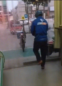 |搞笑GIF:女人就像是一把沙子 不管你怎么抓都会漏的