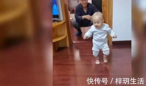 周仪式|“坑娃”父母火了,周岁宝宝抓周被爸爸坑,妈妈一旁哈哈大笑