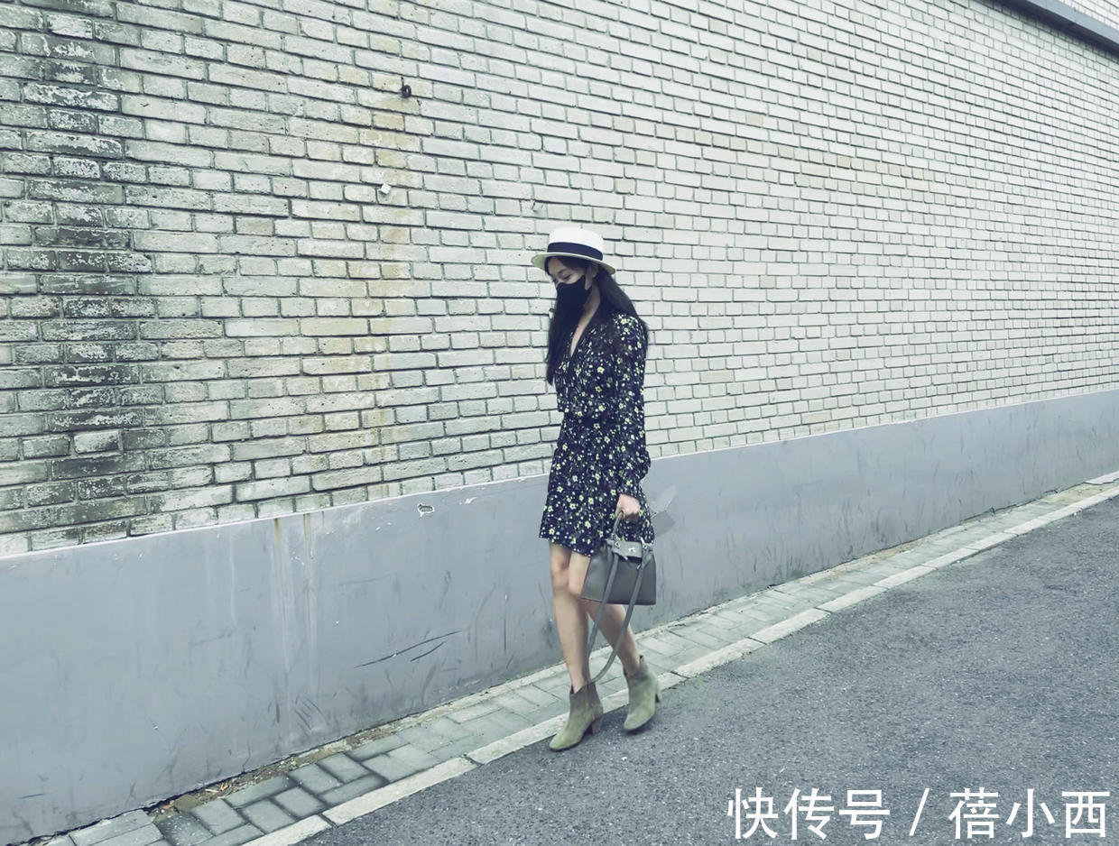 泡泡袖|菅纫姿美得不像话,穿碎花连衣裙出门也显气质,配短靴腿型更加分