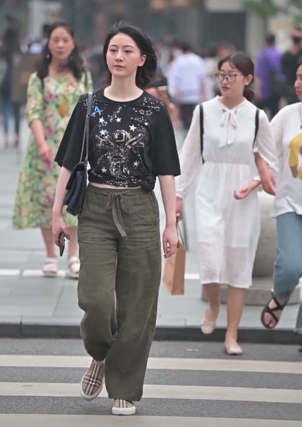 老爷爷 匡威都做不到!但“老爷爷布鞋”却拯救她一身老土装扮,超酷!