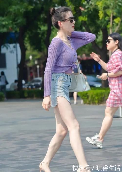 一字带|面如桃花，肌赛霜雪，紫色半透明针织衫配牛仔短裙的惊艳性感穿搭