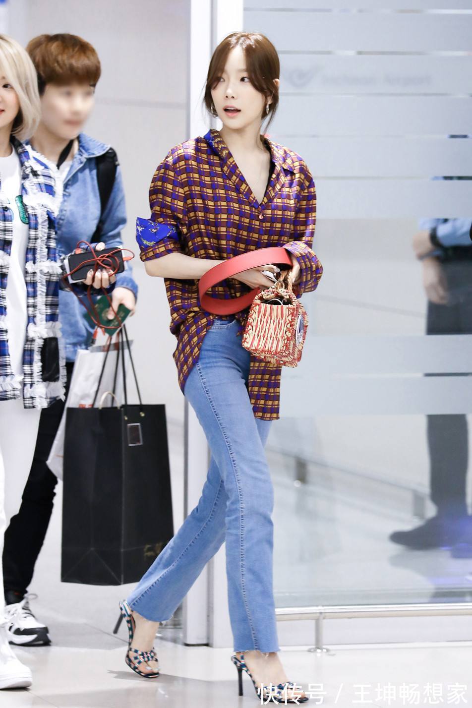 手臂 比起常规款衬衫,这件宽松款可时髦太多了,还是修饰身材的好搭档