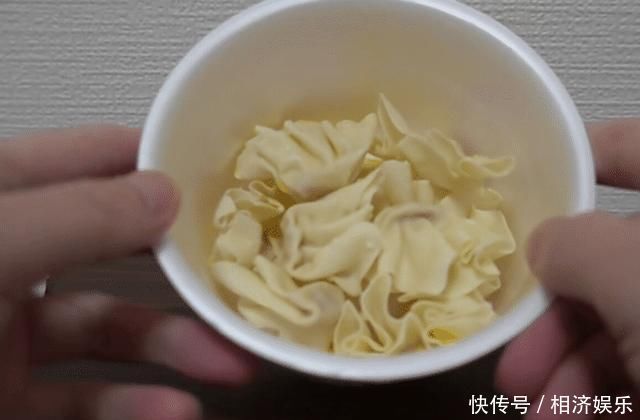 见识下日本的速食馄饨,只要三分钟就能泡好,网友馅料能熟吗
