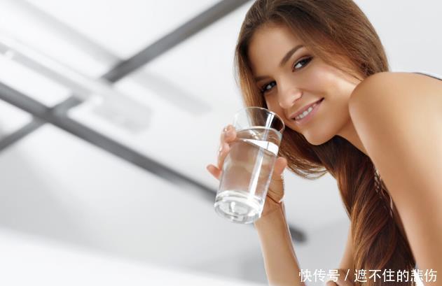多喝水|人到中年,应该少喝水还是多喝水先了解4个喝水时间点再做决定