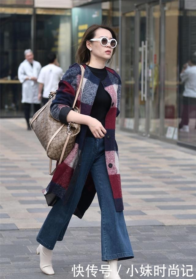 位美女选择|宽松的牛仔裤配上显瘦的效果, 修身的牛仔裤展现身材曲线, 你喜欢哪一种