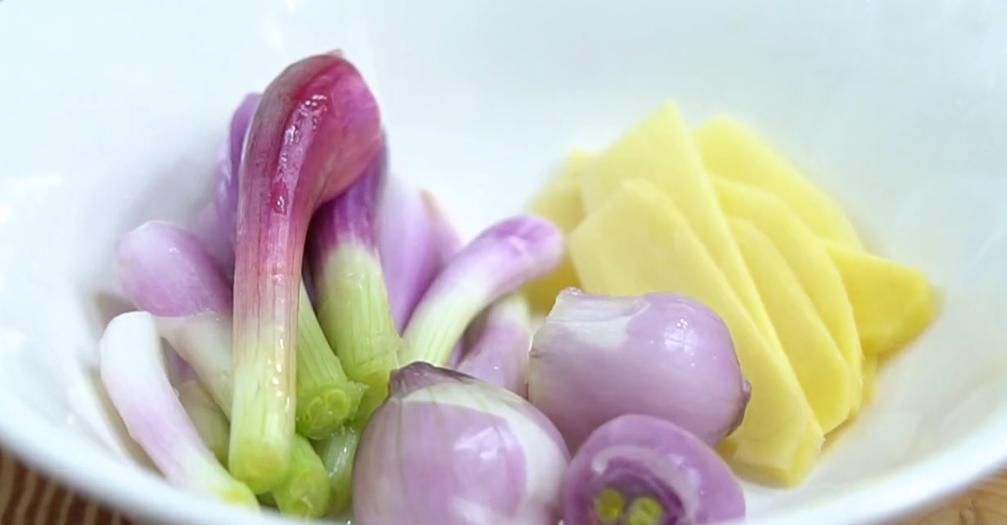 酸梅鸭真的太好吃了,用料简单,做法方便,鸭肉酸甜嫩滑特别入味