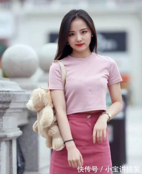 微胖 美女模特：休闲时尚的微胖小姐姐，短T搭配A字裙，尽显独特的魅力