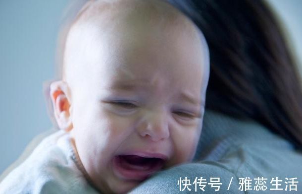 孩子|为何宝宝明明很困了睡前还要哭闹?别打骂孩子,他其实是在求助