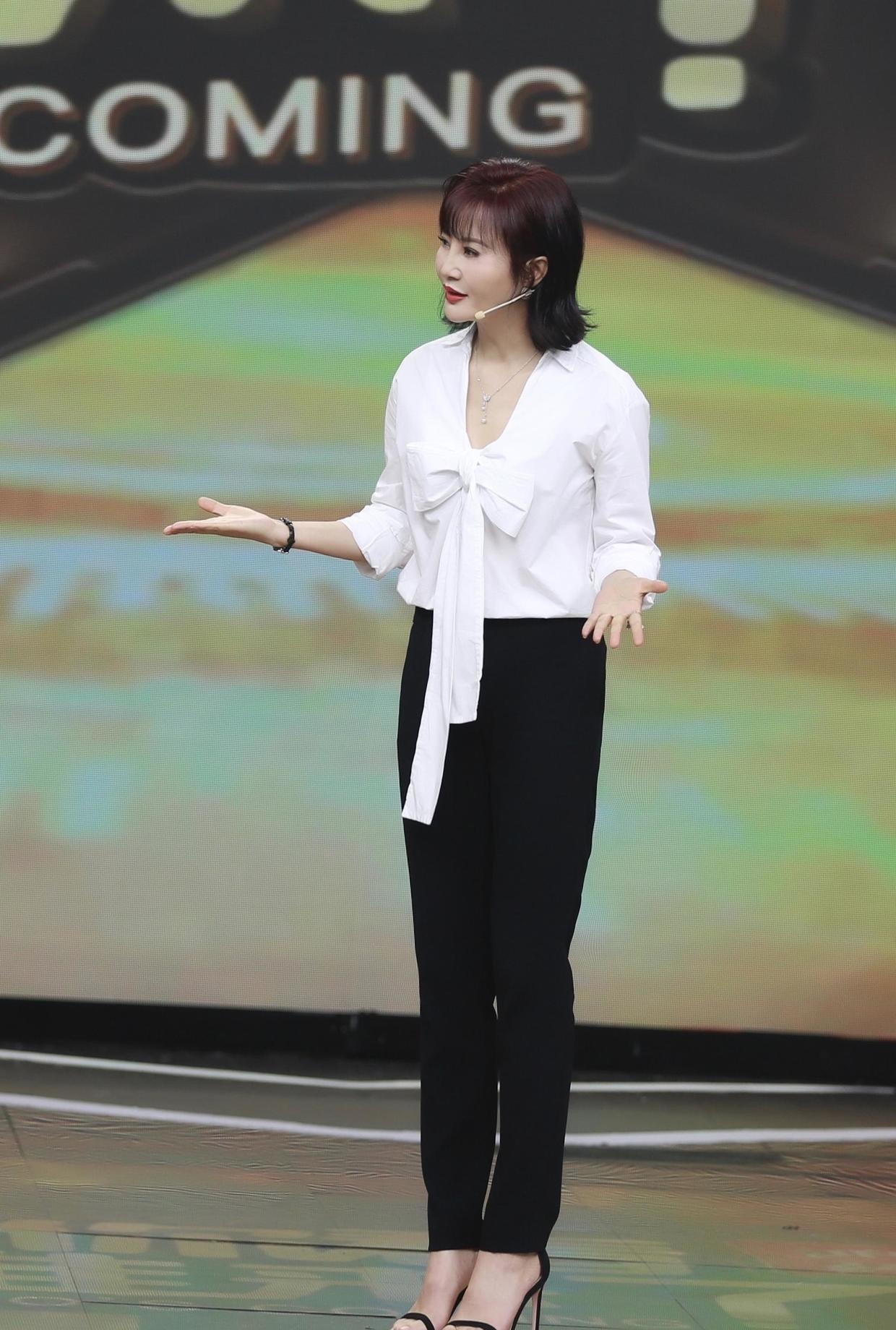 秋冬 奔三奔四的女性秋冬穿搭,粉色大衣搭配小白裙,气质如同18岁!