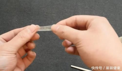 赶紧在筷子上粘透明胶带,后悔现在才知道,解决了家里的大烦恼