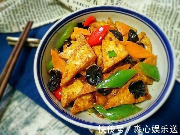 豆腐此做法比肉都好吃,外酥里嫩,两块钱一大盘,全家抢着吃