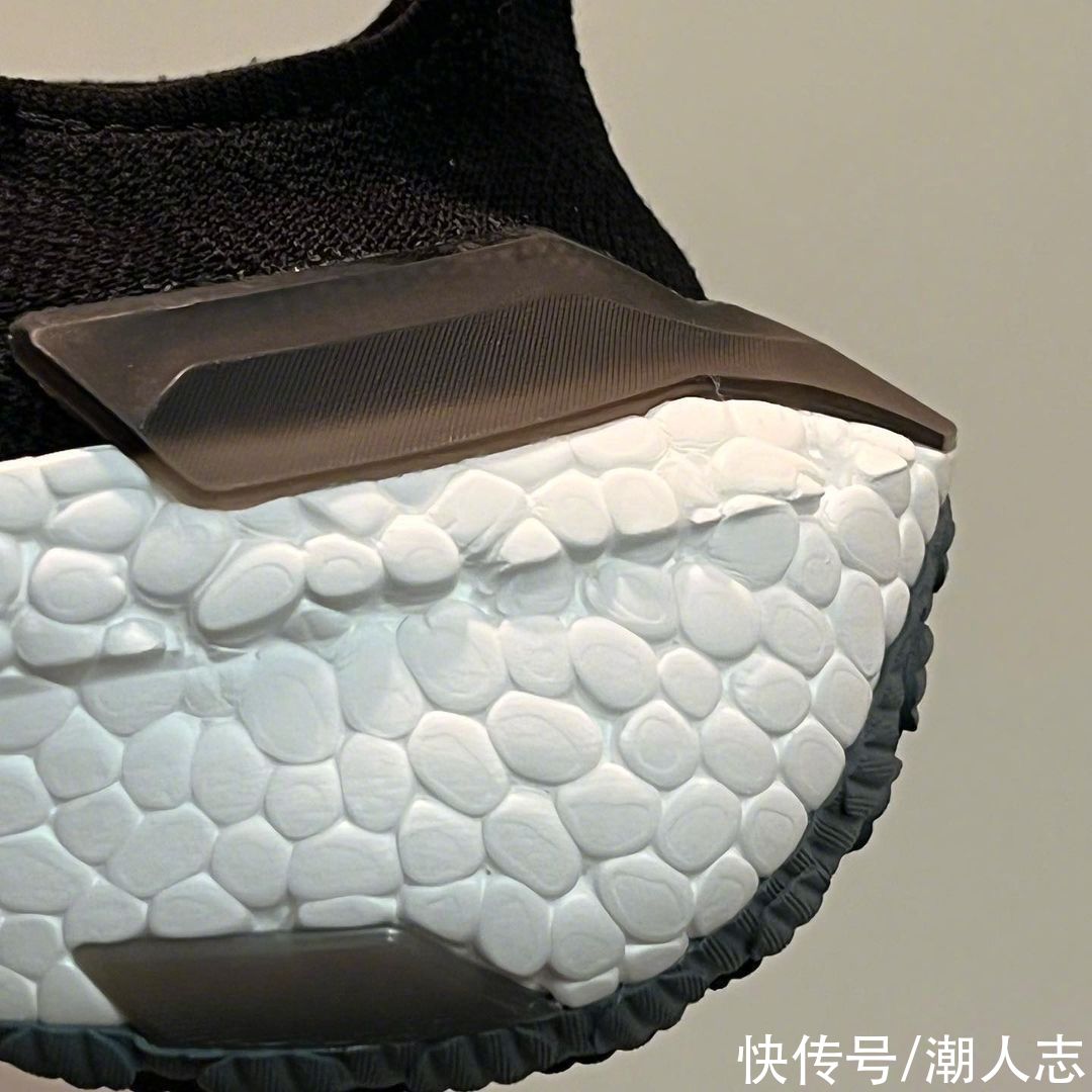 安踏 Adidas大不如从前？跑鞋做成了“重型坦克”，拖鞋成主流单品