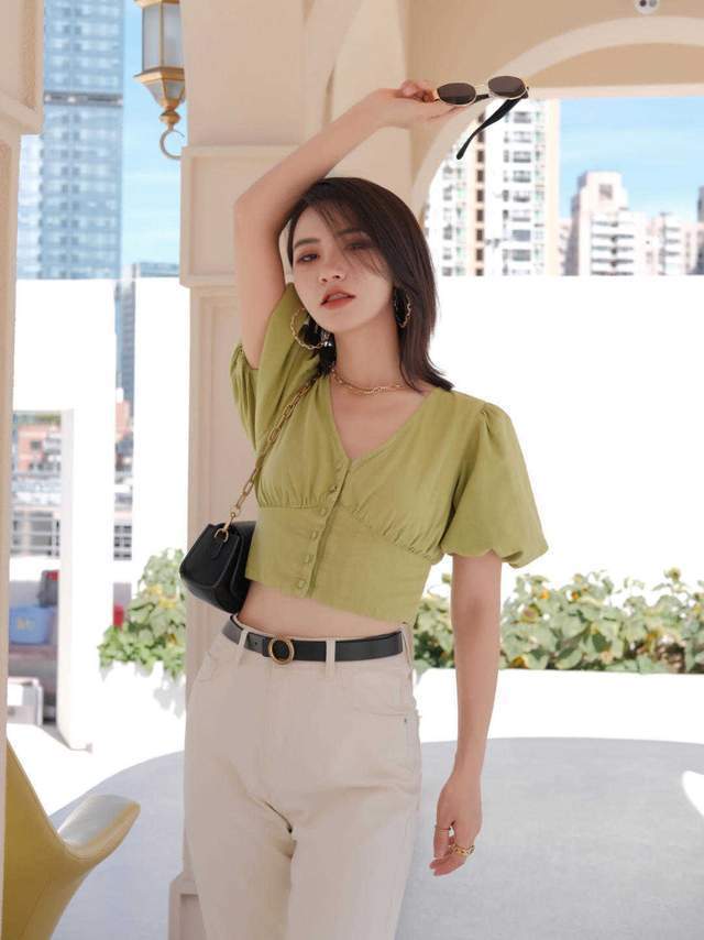 低估|不要低估155cm的女生,泡泡袖上衣配高腰裤,用日常穿搭偷偷长高