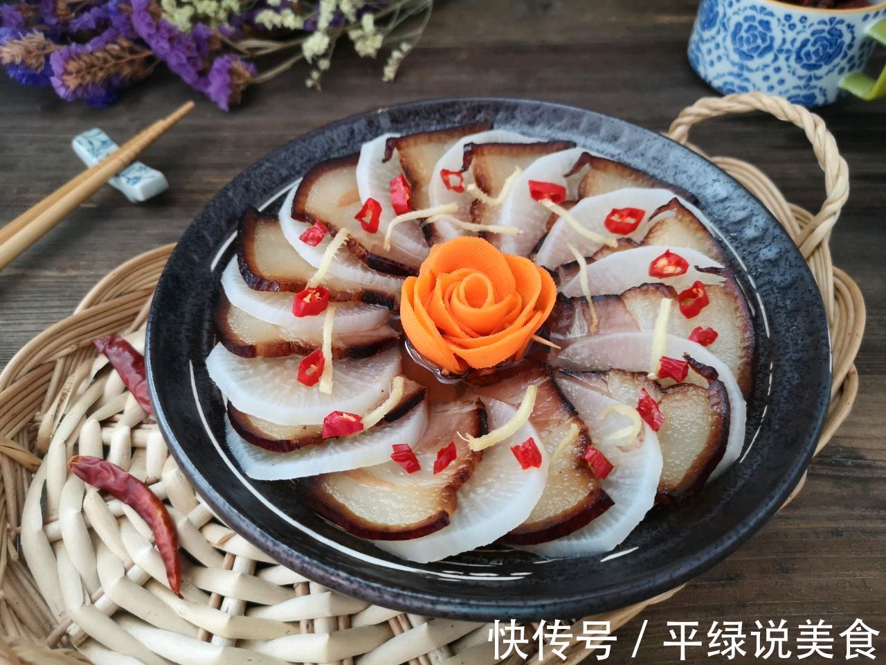 把腊肉跟萝卜搭配在一起,上锅一蒸,肥而不腻真健康