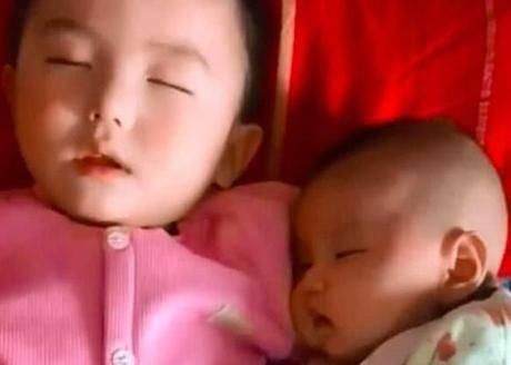 二宝|妈妈在做饭,4岁哥哥陪1岁弟弟睡觉,网友看你还敢不敢生二胎