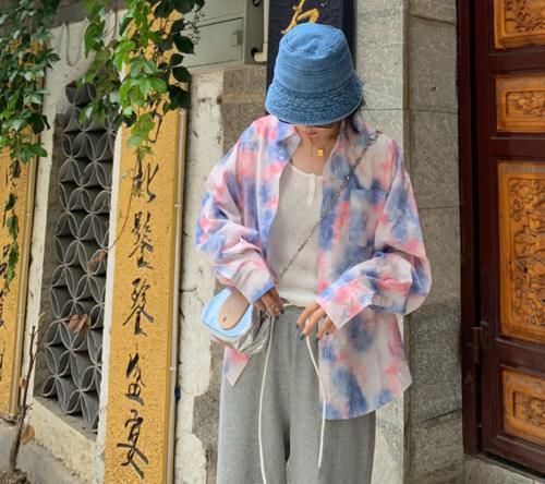 美skr 今年流行一种新穿法,叫衬衫+“卫裤”,时髦还显瘦,美skr人