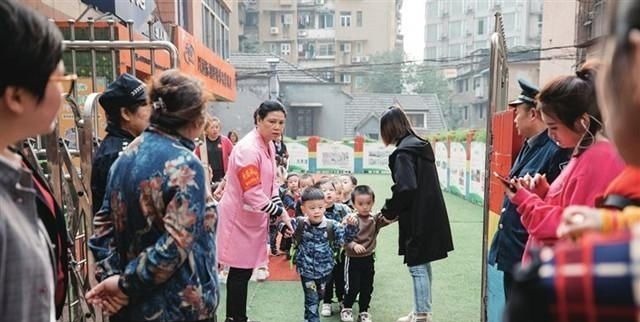 衣服|孩子经常“挠屁屁”，妈妈红着脸指责，医生的话让宝妈自责不已