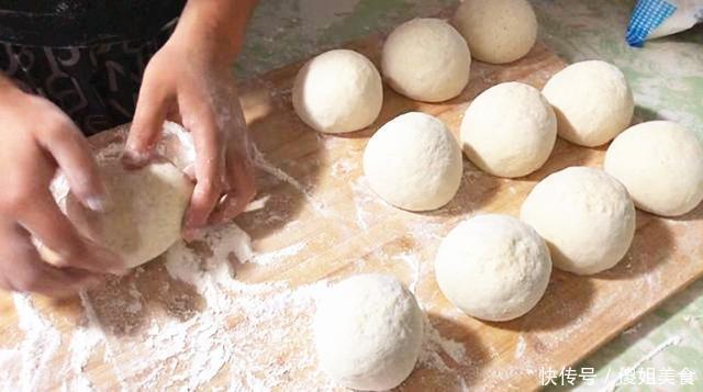 发面万万别只用酵母粉,多加这2样,馒头暄软劲道,比蛋糕还好吃