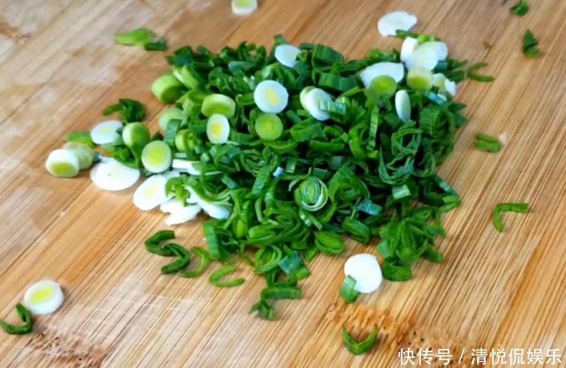 咸香|土豆不要炒着吃了,换个新吃法,咸香美味,一口下去满满的馅料