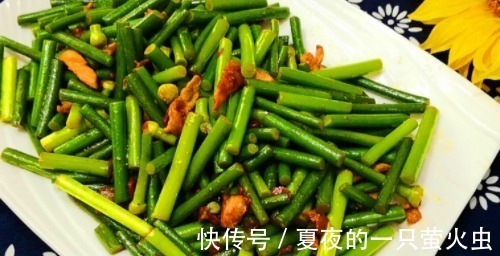 凉开水|炒蒜苔时，最好不要直接下锅炒，饭店都这样做，蒜苔香脆更入味
