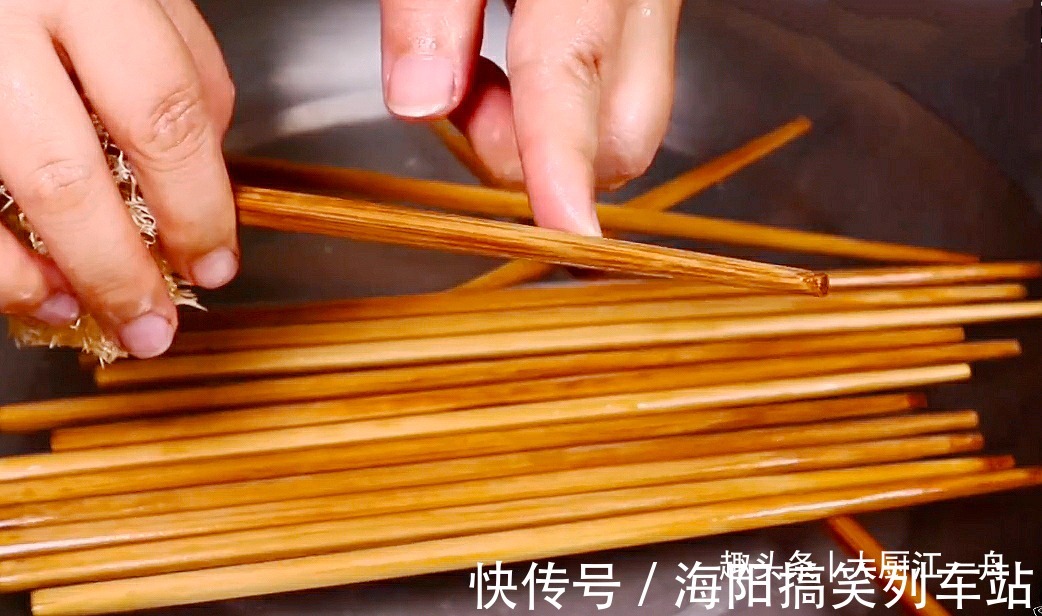 家中的筷子，用水煮已经过时了！大厨教你这样做，干净快速又卫生