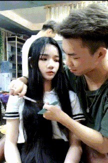 |搞笑GIF:从姑娘的眼神里,感觉你俩之间不简单呀!