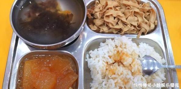 图书室|“一个月1500伙食费就吃这”,宝妈怒了,找幼儿园讨说法