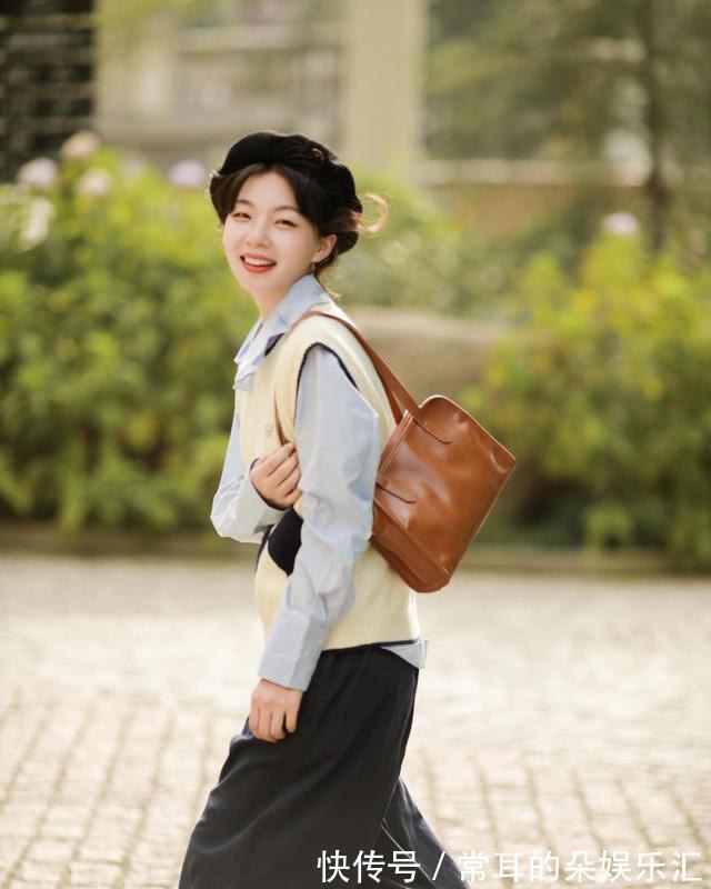 马甲 小个子女生的秋日穿搭,针织马甲搭配衬衫,清新文艺少女感十足