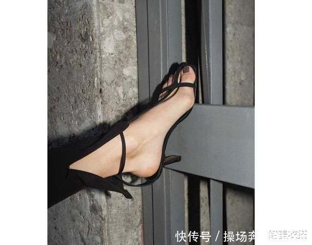 乖,穿高跟凉鞋的正确姿势送你,有了它,今夏的“女人味”有救了