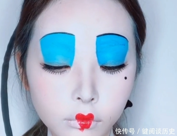 化妆|女生脸上画“红皇后”仿妆,开始被说老套路了,看到成品:电影你来演!