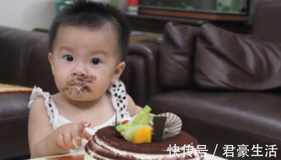 宝宝|1岁宝宝抓周,紧紧抓住这样东西不撒手,奶奶直呼完了