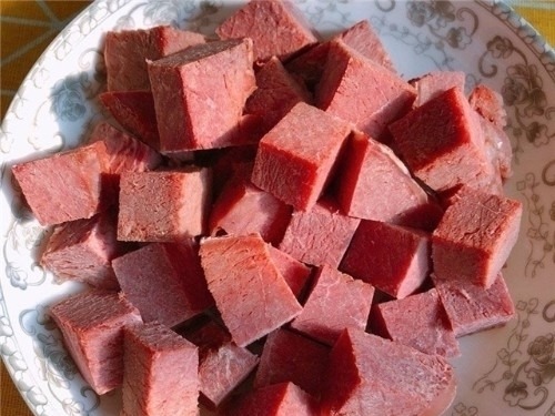 同事生日请客吃饭,菜上齐后我很无语,一桌菜还没我买的蛋糕贵!