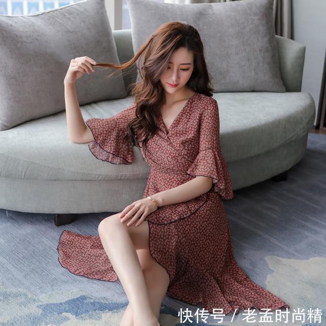 雪纺|简约的碎花连衣裙,让你无时无刻都走在时装秀的舞台上