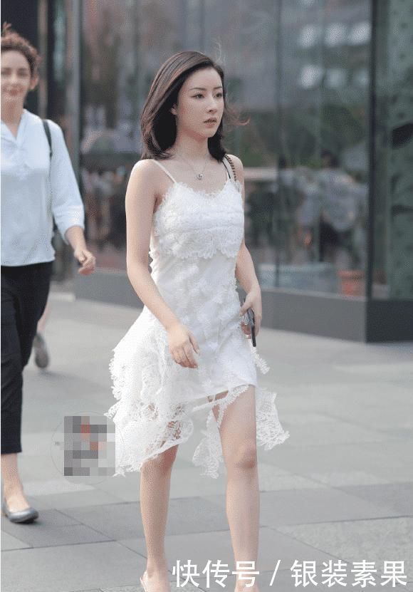 白色吊带裙|与众不同的白色吊带裙,别具一格的高跟鞋