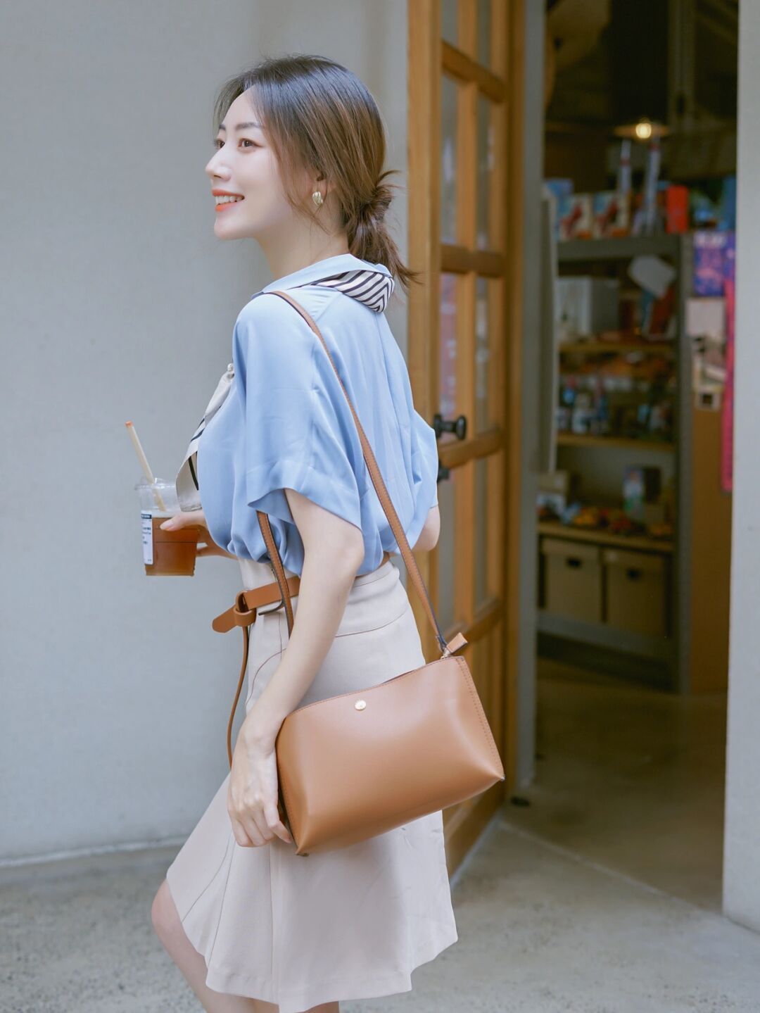 衬衫搭配|都市“精英”女白领都爱这么穿，衬衫搭配半身裙，简约高级又减龄