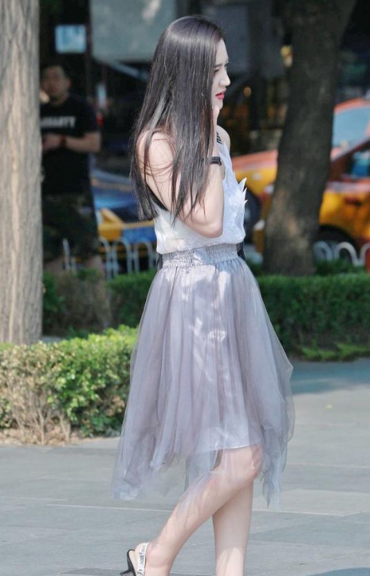 街拍:白璧无暇的小美女,身穿吊带连衣长裙,尽显唯美好身姿