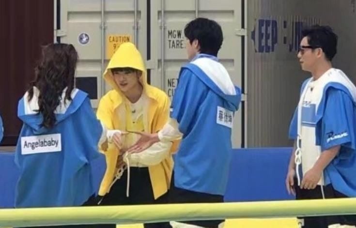 下期迎来蔡徐坤最期待嘉宾,两人见面就黏一起,得知身份没资格酸