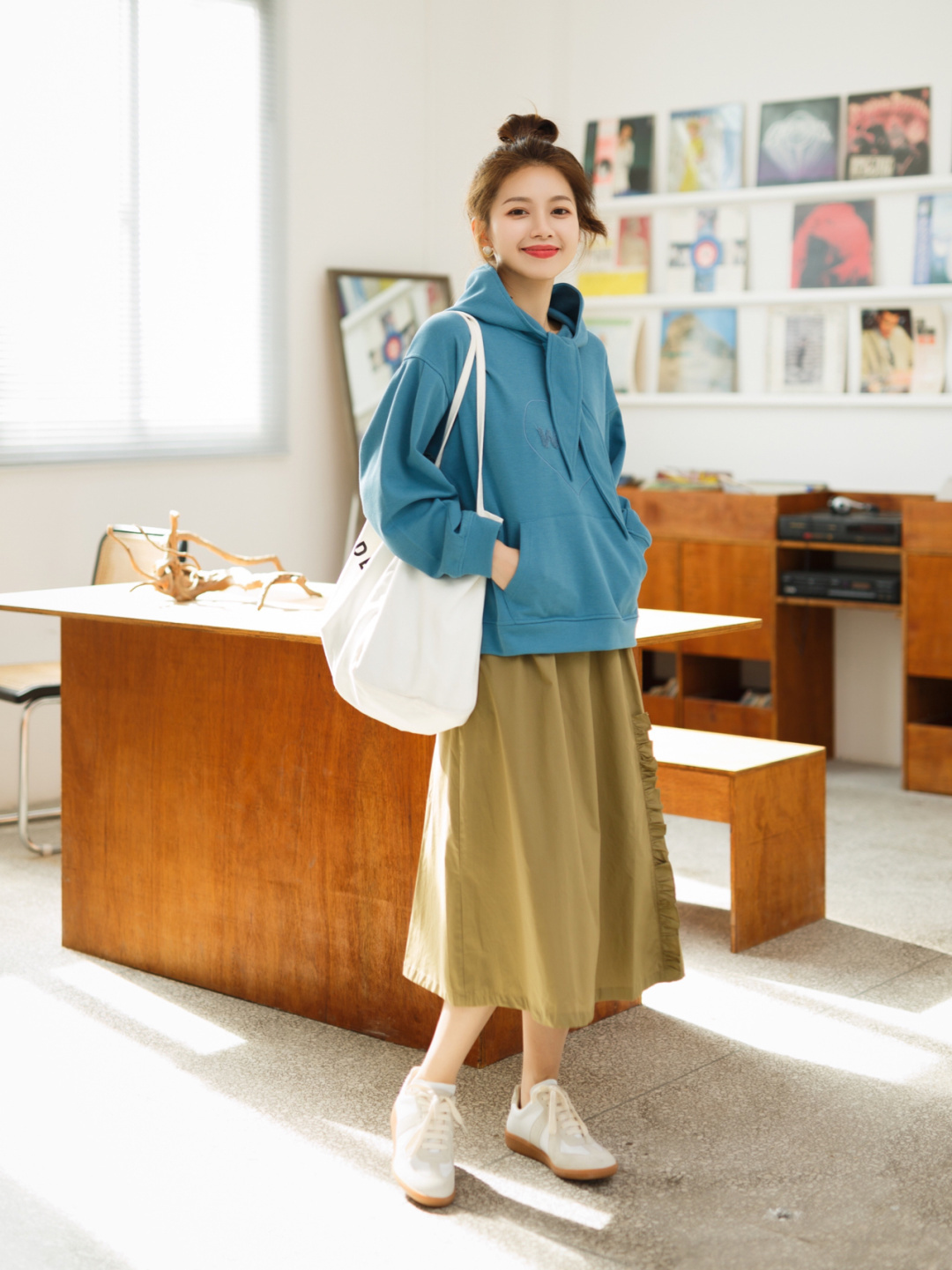 气质|3、40岁小个子该怎么穿?卫衣搭配半身裙时髦显高,还能提升气质