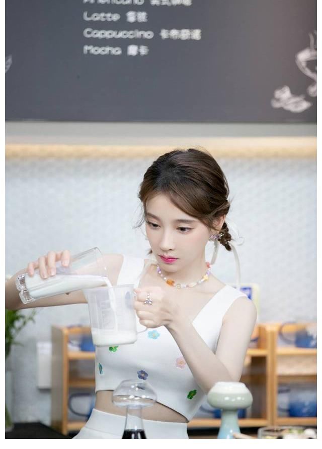 新专辑|冯提莫谈转行做主播原因，高能撒娇萌翻全场，新专辑在制作中